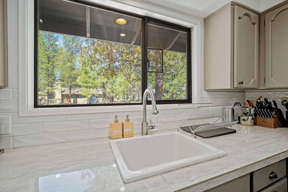 The cabin has everything that you need to enjoy Sunriver. We had a great vacation - Craig
