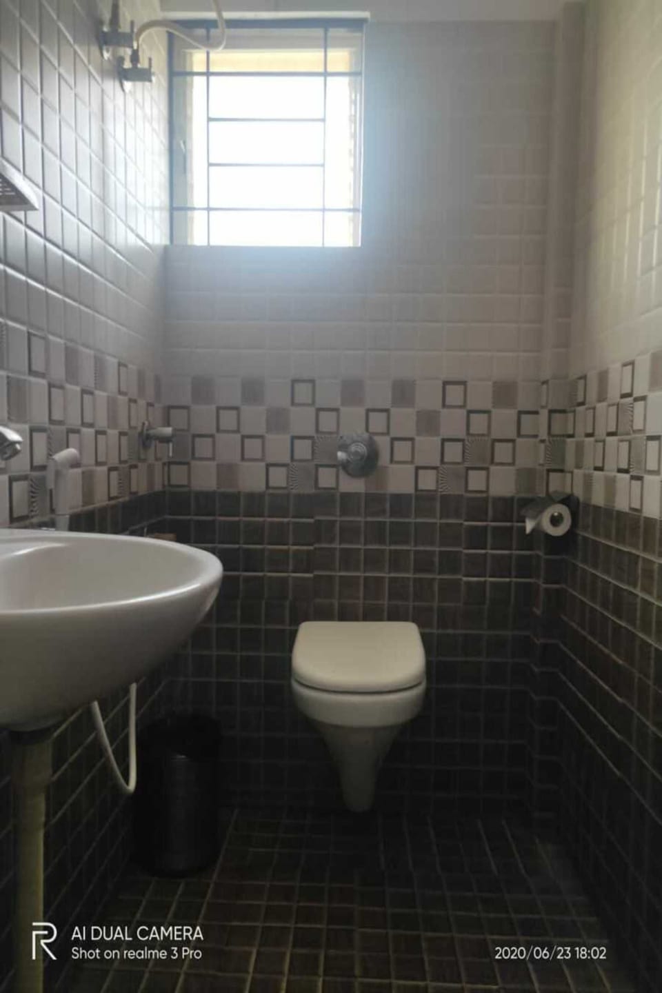 Double Room | Bathroom | Shower, rainfall showerhead, free toiletries, towels