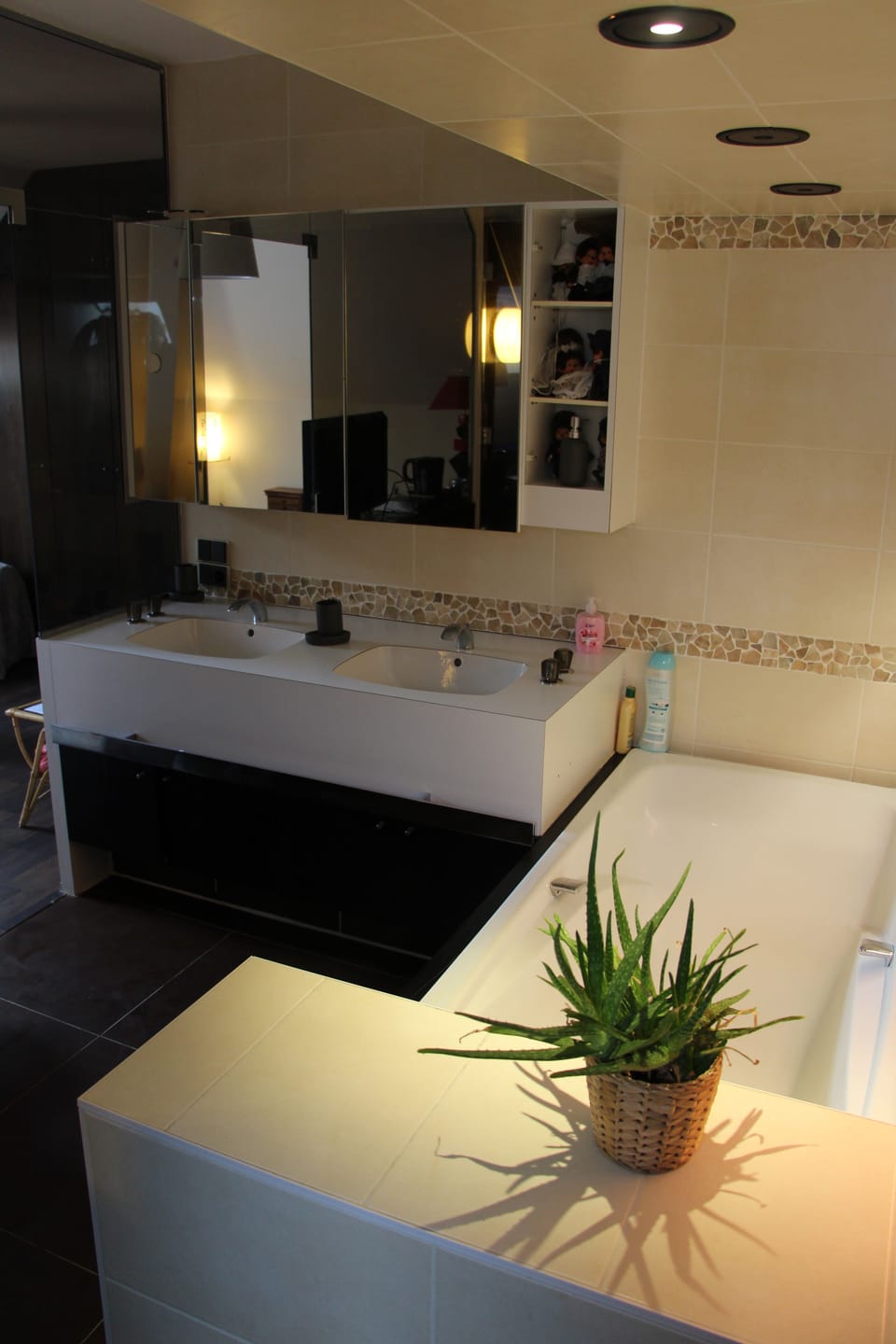 Chambre tout confort 2 à 3 personnes | Bathroom | Shower, hair dryer, towels, toilet paper