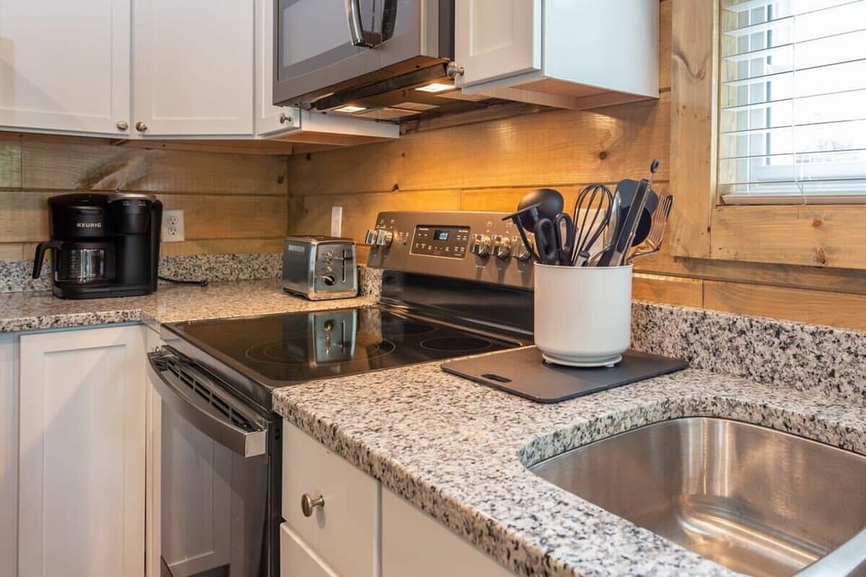 Amenities! Keurig Takes Both Grounds And K Cups!