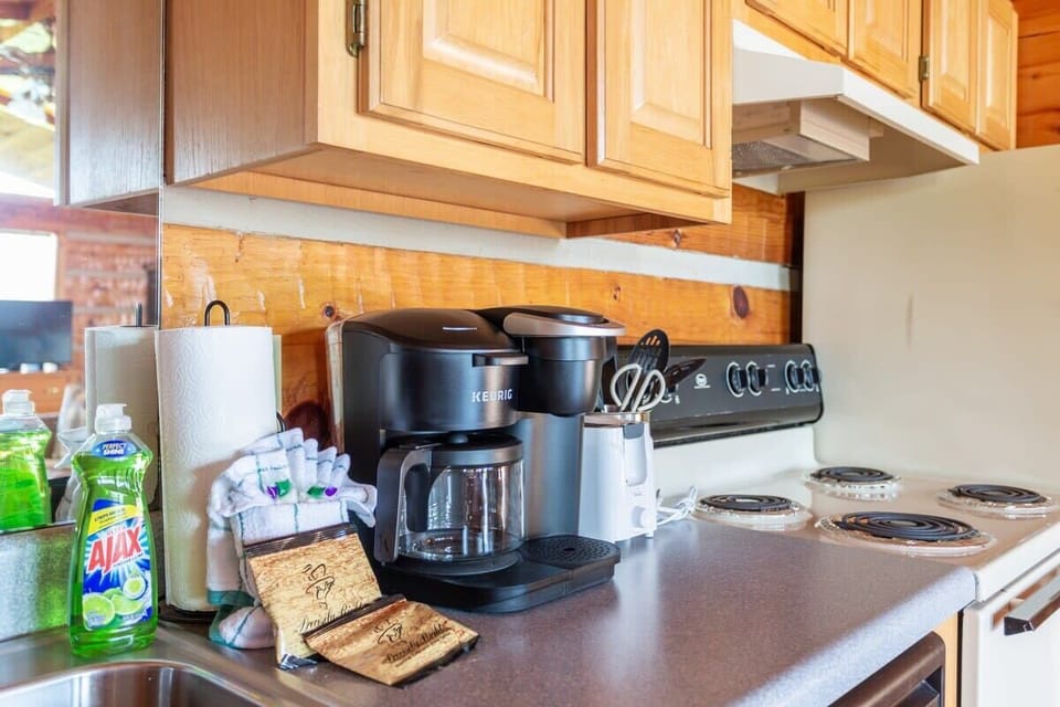 Amenities! Keurig Takes Both Grounds And K Cups! (Bring Own)