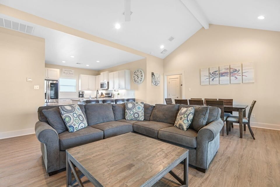 House, 4 Bedrooms | Living room | Smart TV