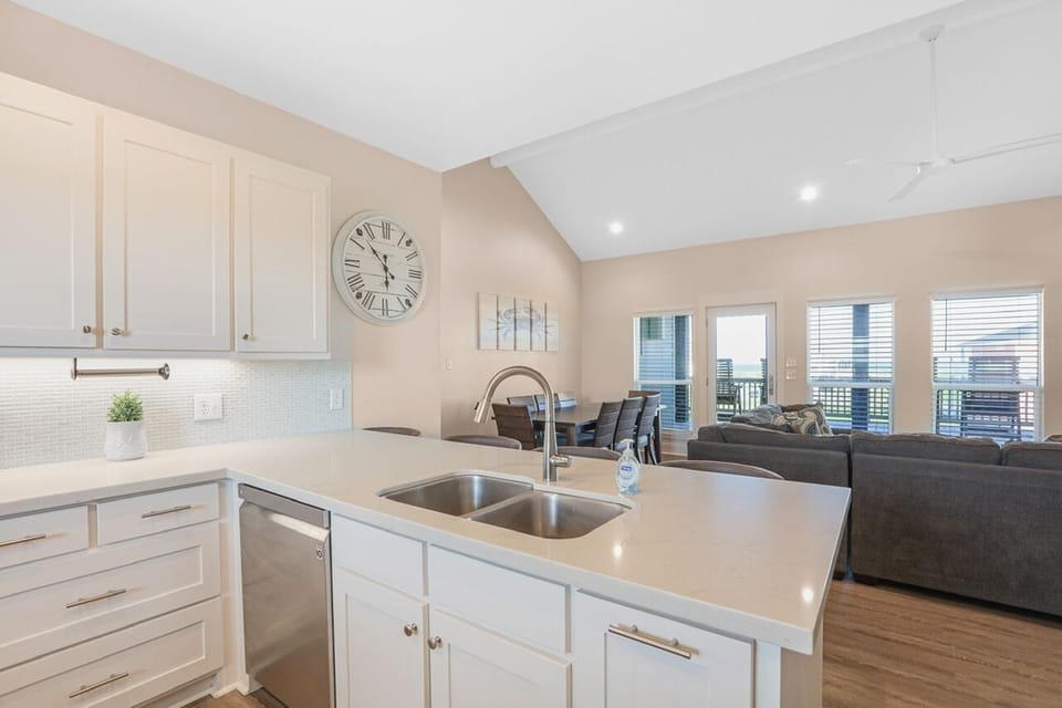 House, 4 Bedrooms | Private kitchen | Fridge, microwave, coffee/tea maker, toaster