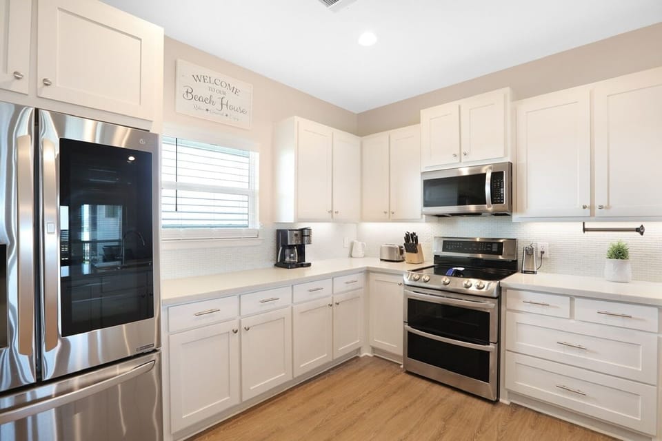House, 4 Bedrooms | Private kitchen | Fridge, microwave, coffee/tea maker, toaster