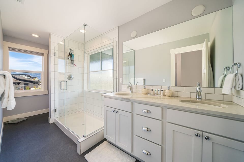 Master En-Suite Bathroom