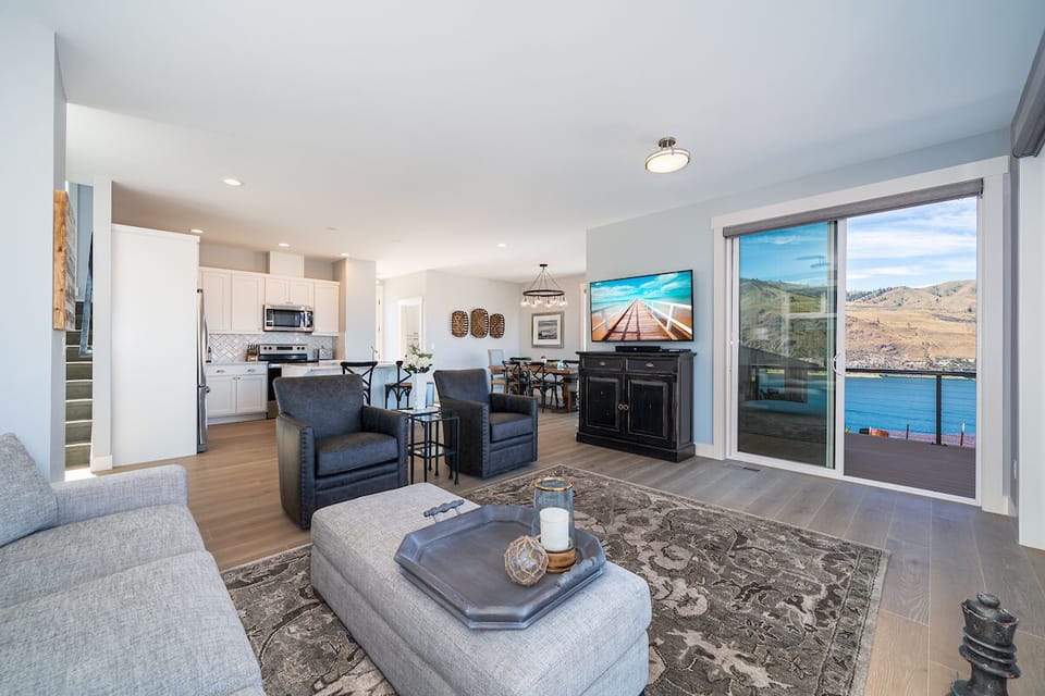 Spacious Living with Lake View