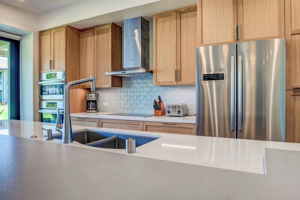 Whether it's morning smoothies or chef inspired dinners, this modern kitchen ensures you make the most of your island meals 