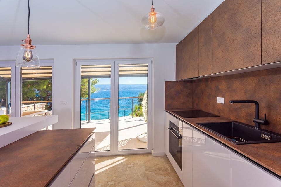 The ground floor level offers a well-equipped kitchen with all the appliances you need for a comfortable stay,
