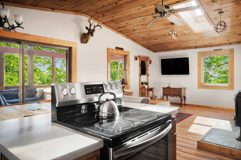 Open floor plan, perfect for gathering with your group