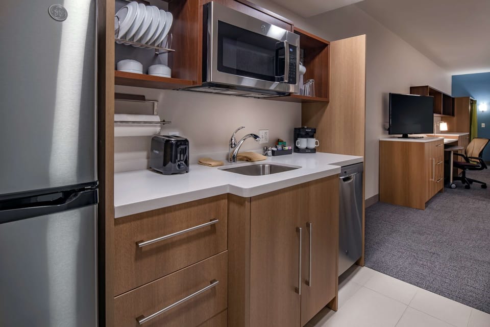 Full-size fridge, microwave, dishwasher, coffee/tea maker