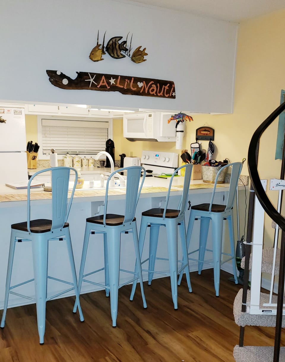 4 bar stools for additional dining