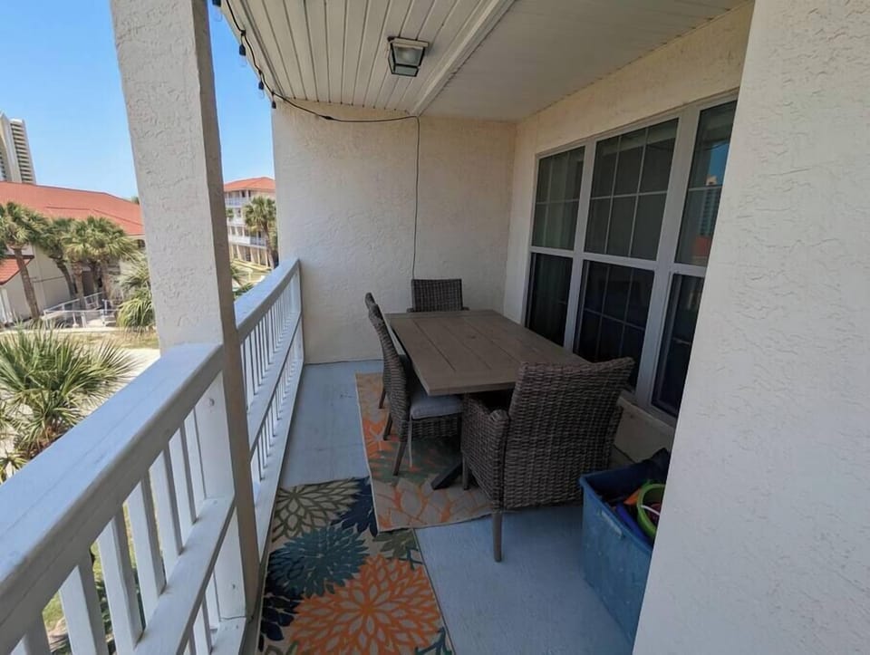 Lower balcony - table that can fit 6.