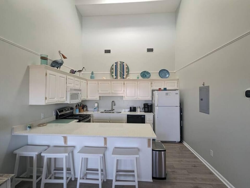 Kitchen - 4 stools at the counter which is large enough to enjoy meals