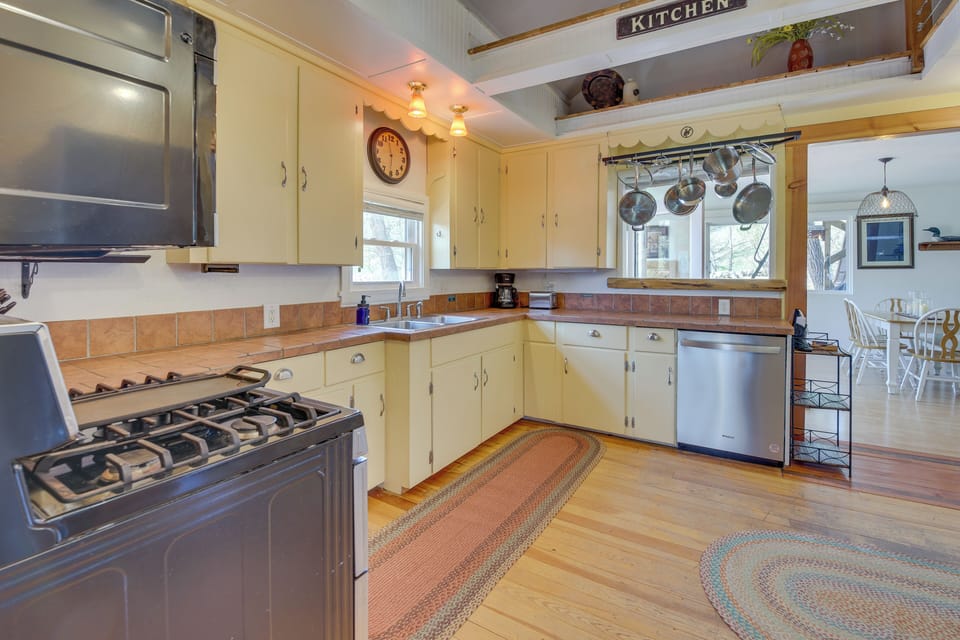 Fully Equipped Kitchen | Breakfast Bar | Toaster | Stainless Steel Appliances