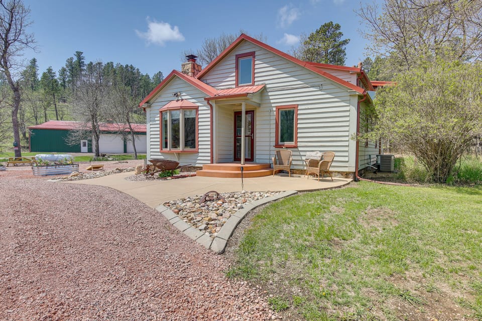 Main Cabin | 4BR | 2.5BA | Fireplace | 2,700 Sq Ft | Rustic Decor