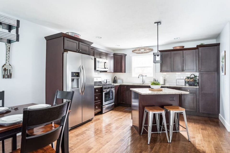 Fully equipped kitchen and dining area for family meals or gatherings! 🍽️✨