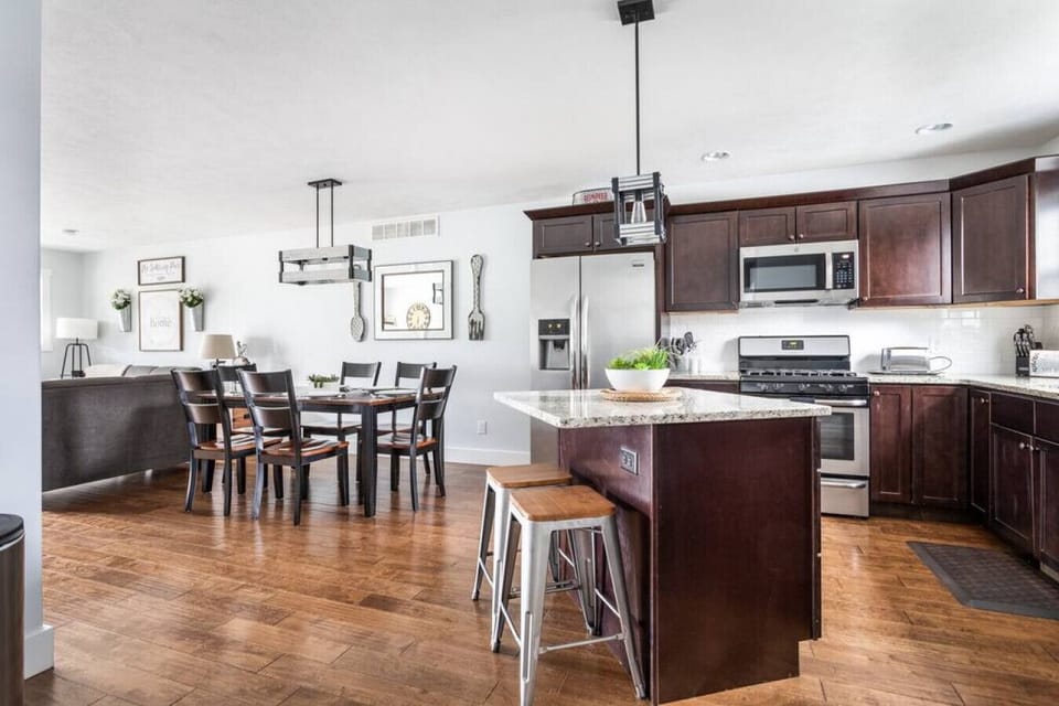 Functional kitchen and dining space, perfect for home-cooked meals! 🍳✨