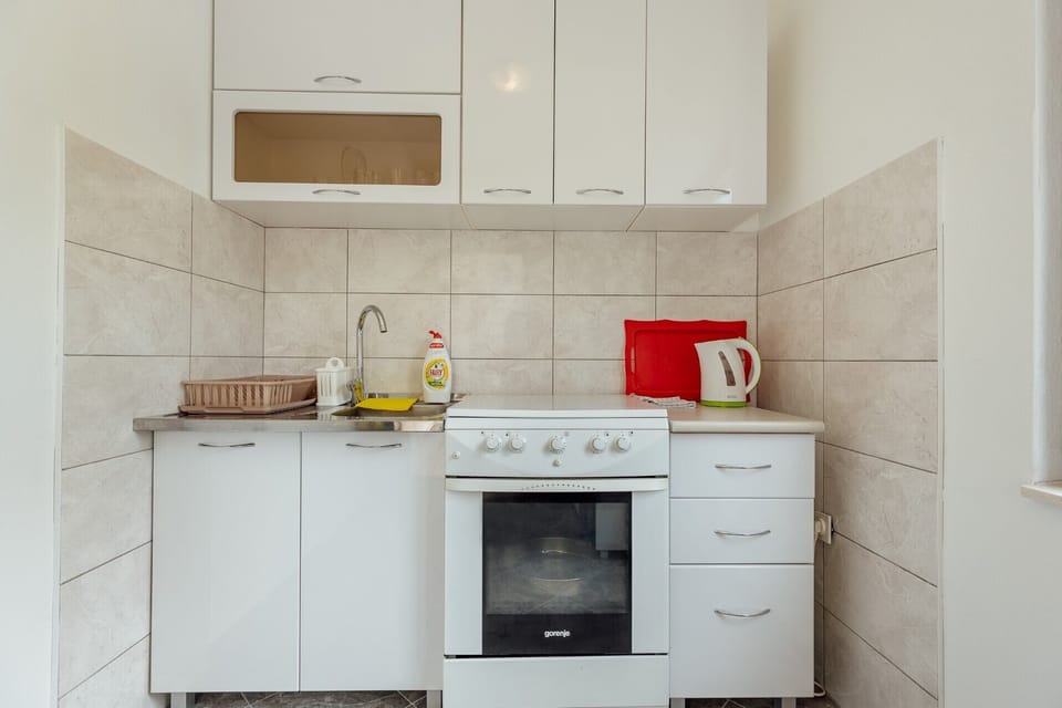 Full-size fridge, stovetop, cookware/dishes/utensils