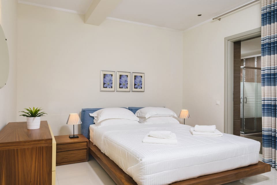 Double bedroom 2 lower floor with ensuite