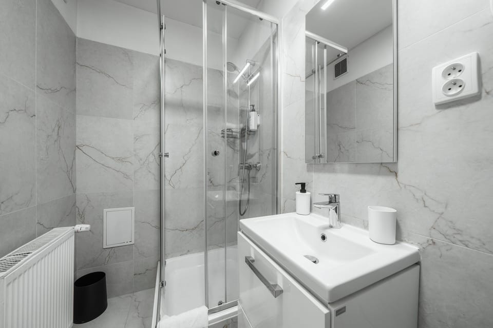 Single Room | Bathroom | Shower, towels, toilet paper