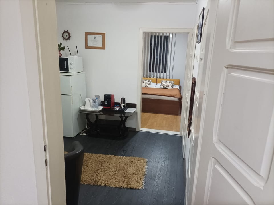 Deluxe Suite, Balcony | Premium bedding, free minibar, desk, laptop workspace