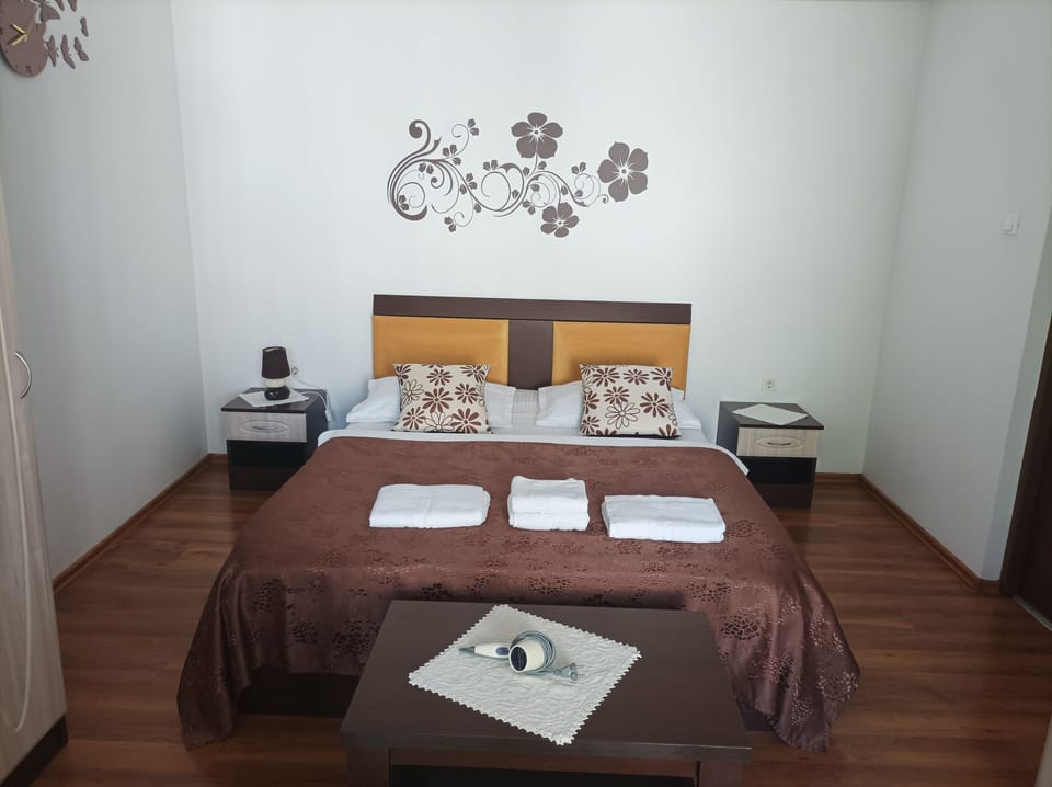 Deluxe Double Room, 1 Queen Bed, Mountain View | Premium bedding, free minibar, desk, laptop workspace