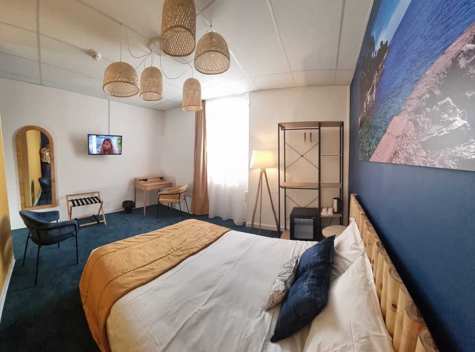 Classic Double or Twin Room | Bathroom | Free toiletries, hair dryer, towels