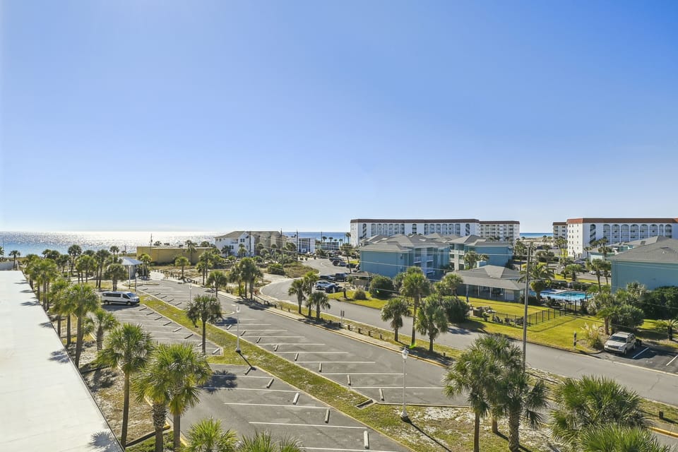 Condo, 2 Bedrooms | Property grounds