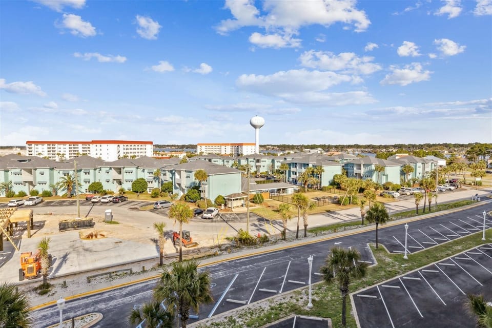 Condo, 2 Bedrooms | Property grounds