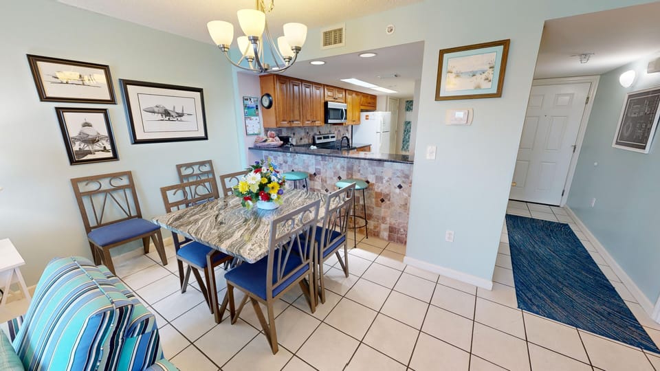 Condo, 2 Bedrooms | Dining