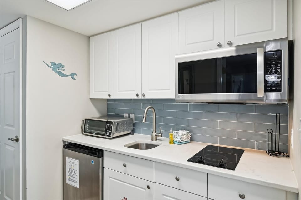 Studio | Private kitchen | Fridge, microwave, coffee/tea maker, toaster