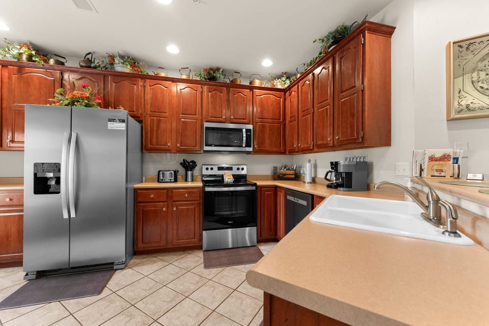 Condo, 2 Bedrooms | Private kitchen | Fridge, oven, coffee/tea maker, toaster