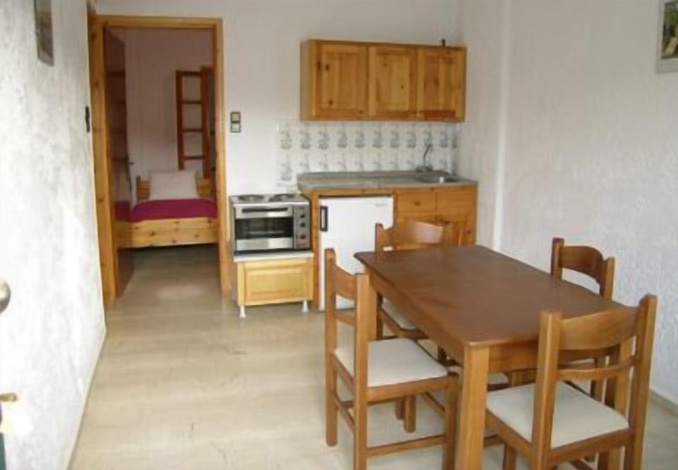 Standard Apartment, 2 Bedrooms, Terrace | In-room dining