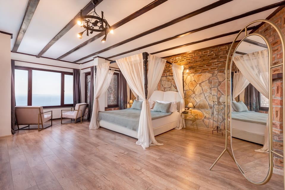 Suite, Sea View | Minibar, desk, soundproofing, free WiFi