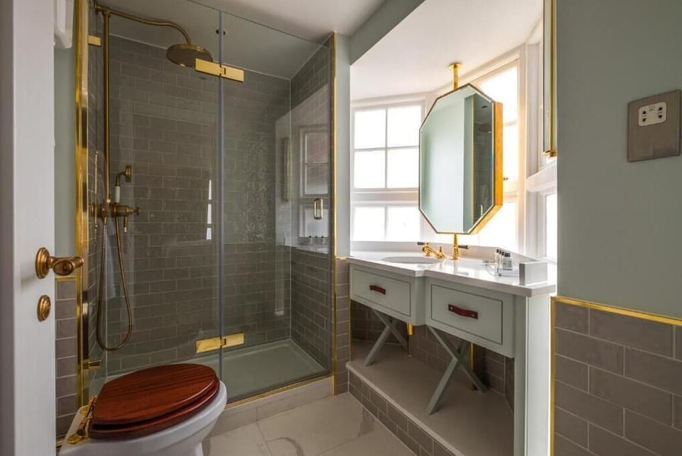 Deluxe Double Room, 1 Double Bed | Bathroom | Shower, free toiletries, hair dryer, towels