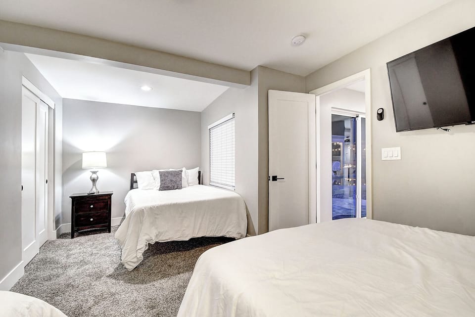 6th Bedroom With 3 Queen Beds-Huge TV