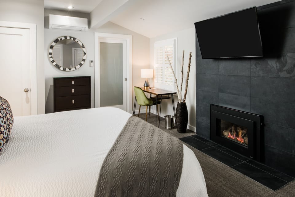 Hillside King Room with Fireplace  | Premium bedding, in-room safe, desk, soundproofing