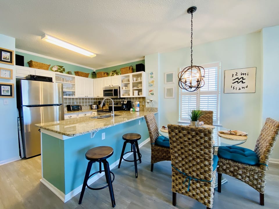 Condo, 2 Bedrooms, Balcony, Beachfront (101) | In-room dining