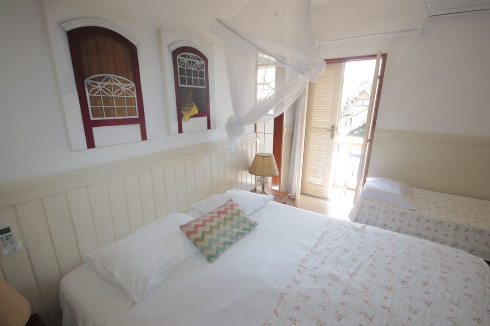 Superior Triple Room | Minibar, bed sheets