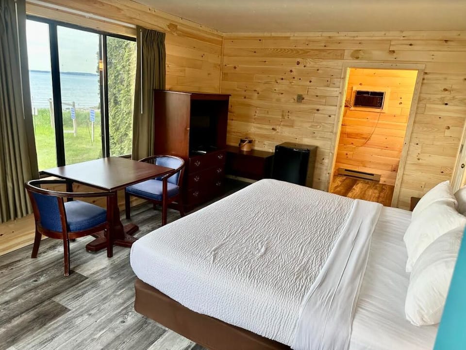 1 King Room Lakefront Bridgeview | Iron/ironing board, bed sheets, alarm clocks