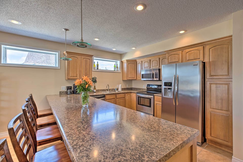 Fully Equipped Kitchen: Drip Coffee Maker | Stainless Steel Appliances