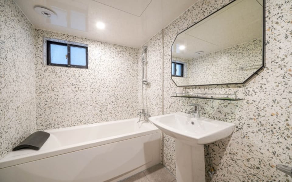 Deluxe Double Room | Bathroom | Hair dryer, towels, soap, shampoo
