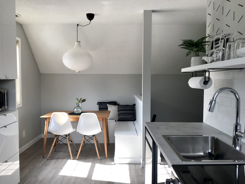 Cozy dining nook to enjoy a meal during your self-catering stay!