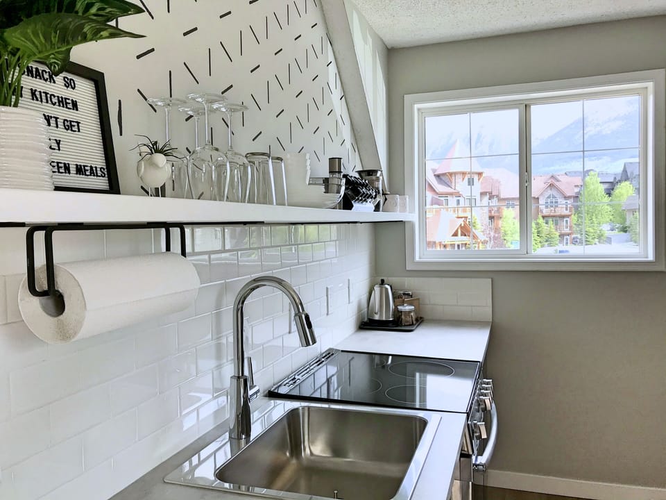 Newly renovated and fully stocked kitchen to enjoy a meal at home!