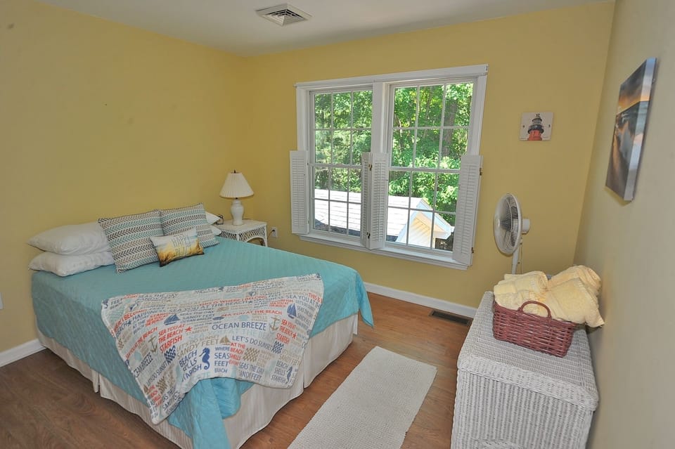 2nd bedroom with queen bed