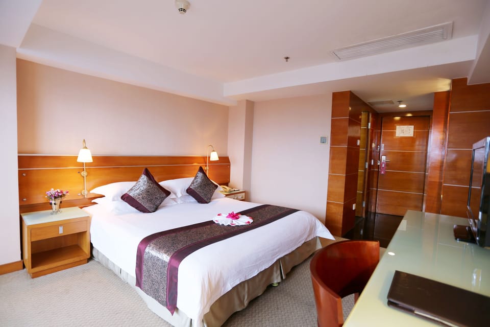 Premium bedding, pillowtop beds, minibar, in-room safe