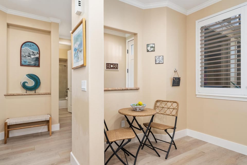 Bistro nook / breakfast corner in kitchen