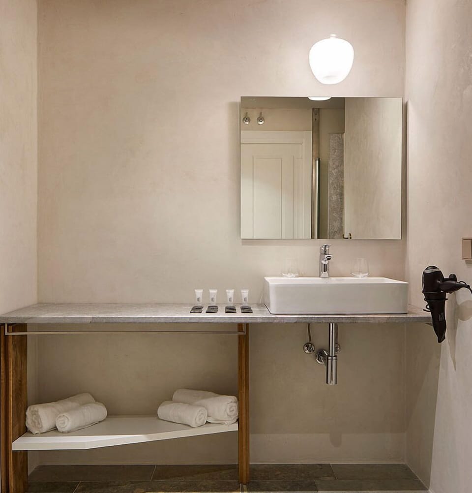 Superior Room | Bathroom | Shower, free toiletries, hair dryer, towels