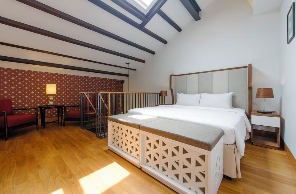 Deluxe Loft, Non Smoking | Minibar, in-room safe, desk, blackout drapes