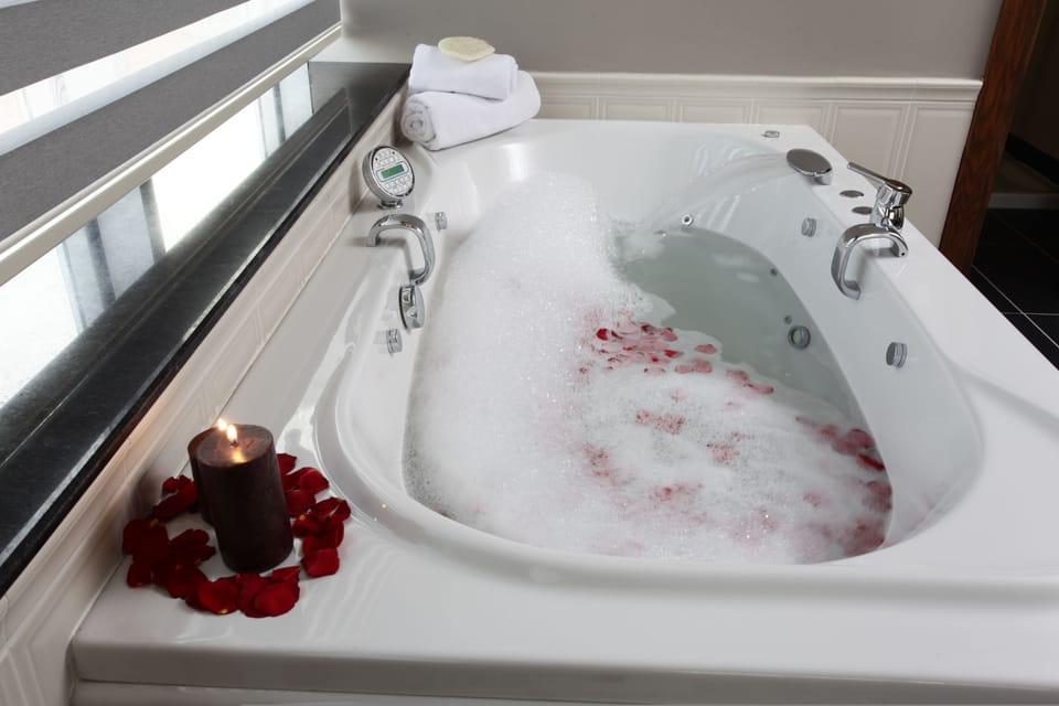 Executive Room, 1 Queen Bed, with Jacuzzi | Jetted tub